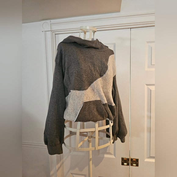 Cozy Grey and white cropped hoodie with flared sleeves - Picture 3 of 9